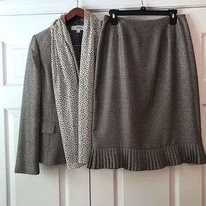 Le Suit Brown Suit, Size 8